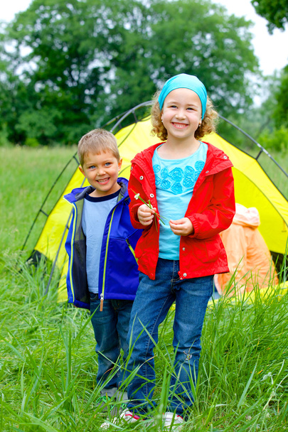 Summer child camping in tent - Foto, imagen