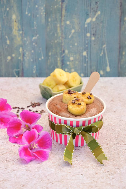 Homemade banana chocolate frozen yogurt ice cream - Fotoğraf, Görsel