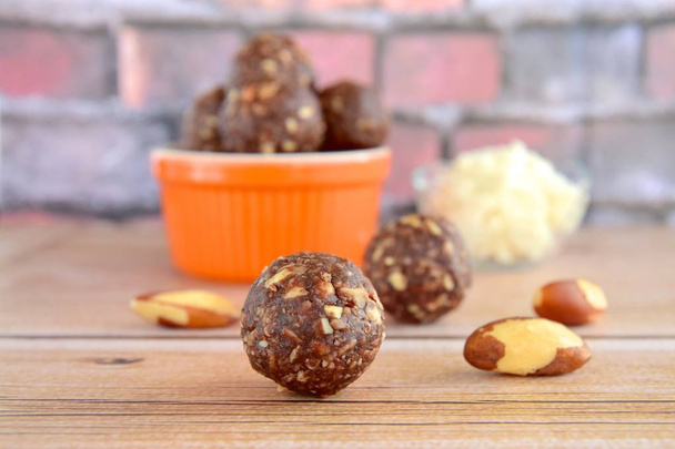 Здорові органічні бразильські горіхи з кокосового шоколаду енергетичні кульки
 - Фото, зображення