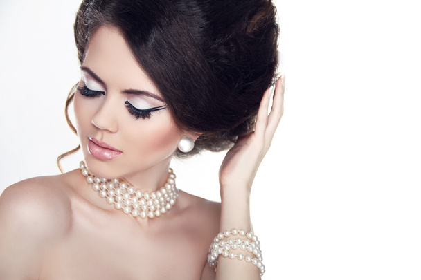 Jewelry and Makeup. Fashion portrait of beautiful woman with pea - Fotografie, Obrázek