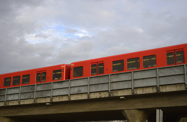 red subway cars on a overpass - Zdjęcie, obraz