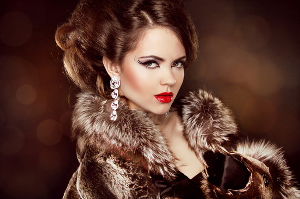 Luxury girl. Beautiful Woman wearing in Luxury Fur Coat. Jewelry - Foto, Imagem