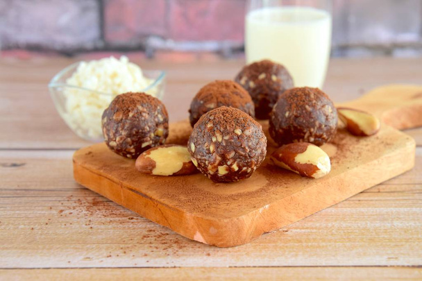 Healthy organic brazil nut coconut chocolate energy balls - Foto, imagen