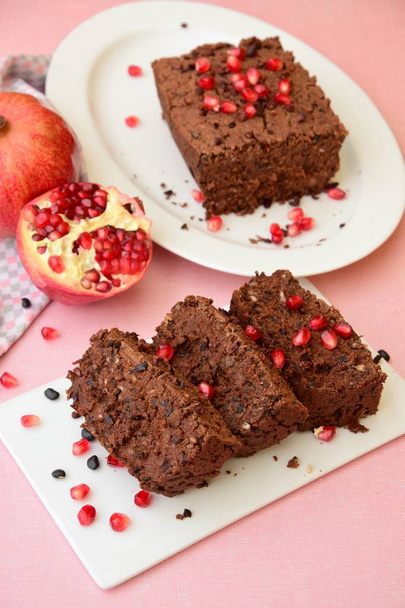 Gluten free black bean chocolate cake decorated with pomegranate seeds - Foto, immagini