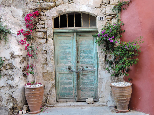 Puerta en la calle en Rethymno Creta Grecia
 - Foto, Imagen