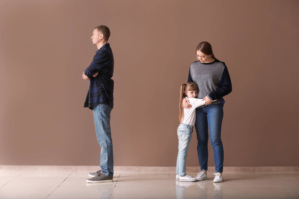 Quarreled familia molesta cerca de la pared de color
 - Foto, Imagen