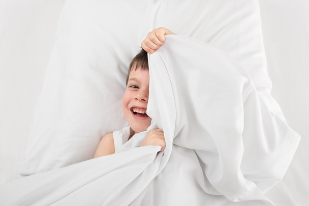 fröhlicher Junge im Bett - Foto, Bild