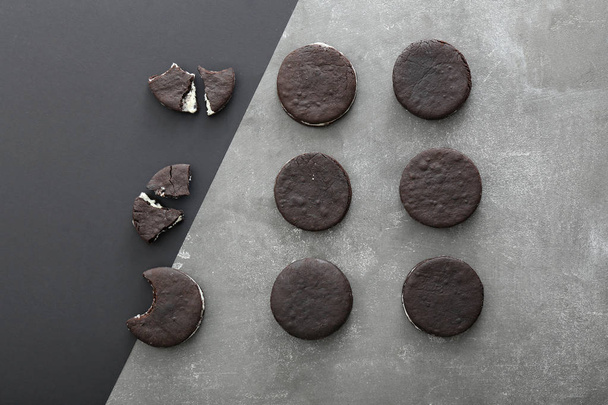 Masada lezzetli çikolatalı kurabiyeler - Fotoğraf, Görsel