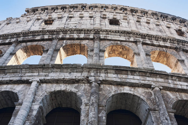 Visión del famoso Amphitheatrum Flavium conocido como Coliseo i
 - Foto, imagen