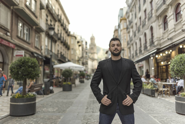 Posing parrakas puolivälissä aikuisten tyylikäs puku mies Euroopan kadulla
 - Valokuva, kuva