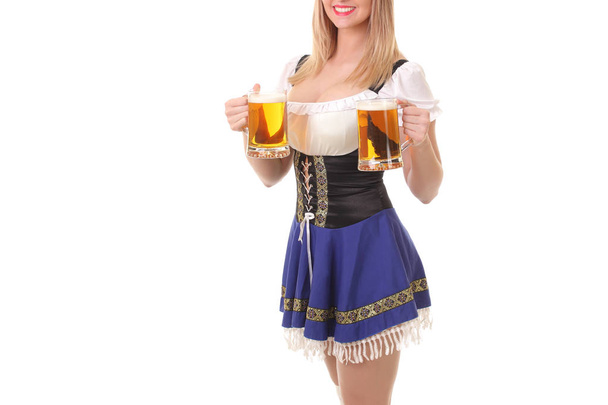κορίτσι με μια κούπα από φρέσκο ελαφρύ μπύρα - Φωτογραφία, εικόνα