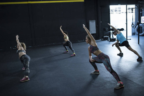 Fitness class in Gym indoor training flexibiliteit en elasticiteit - Foto, afbeelding