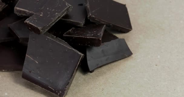 Brocken dunkler Schokolade auf einem rotierenden Rollfeld-Grundriss. - Filmmaterial, Video