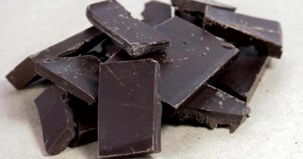 Brocken dunkler Schokolade auf einem rotierenden Rollfeld-Grundriss. - Filmmaterial, Video