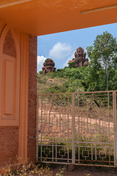 de banh het cham torens gezien door de ingangspoort. - Foto, afbeelding