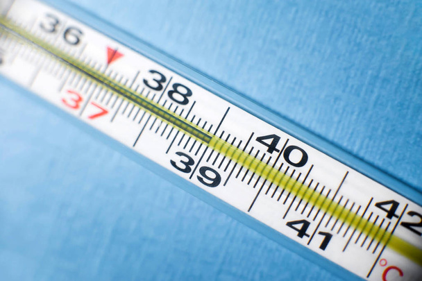 Термометр показывает высокую температуру крупным планом
 - Фото, изображение
