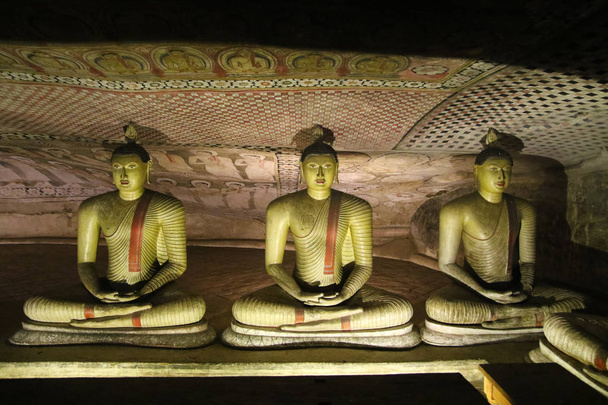 Three statues of Buddha in Dambulla Cave Temple, Sri Lanka - Foto, Imagem