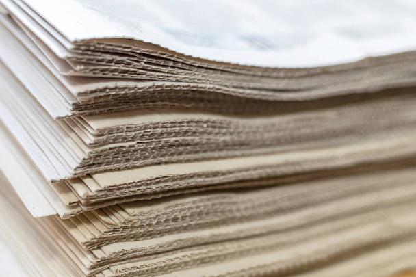 Uma pilha de jornais de perto. Muitas folhas de papel irregulares
. - Foto, Imagem