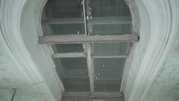 Cephe, pencere ve çatı üst ile eski tozlu evin dikey panoramik görünümü. - Video, Çekim