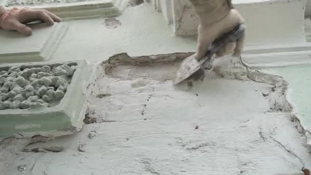 Pracovník ve stavbách má přesně plastovou fasádu, šedou zeď s velkým šackým nožem - Záběry, video