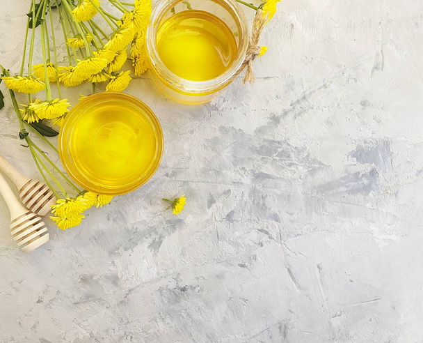 świeży miód, żółty kwiat Chryzantema na betonie szarym tle - Zdjęcie, obraz