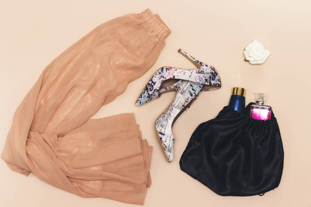 kleding set: roze maxi rok, hiel en tas van buis crème en parfum, witte bloem - Foto, afbeelding