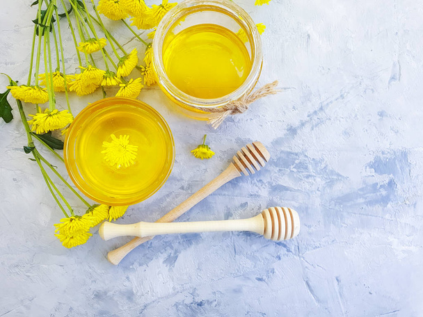 verse honing, gele chrysant bloem op concrete grijze achtergrond - Foto, afbeelding