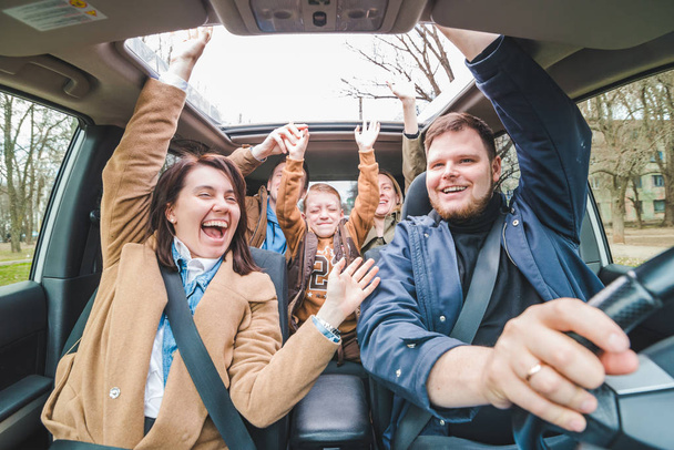 koncepcji podróży samochodowej. ludzi w samochodzie wznieść ręce - Zdjęcie, obraz