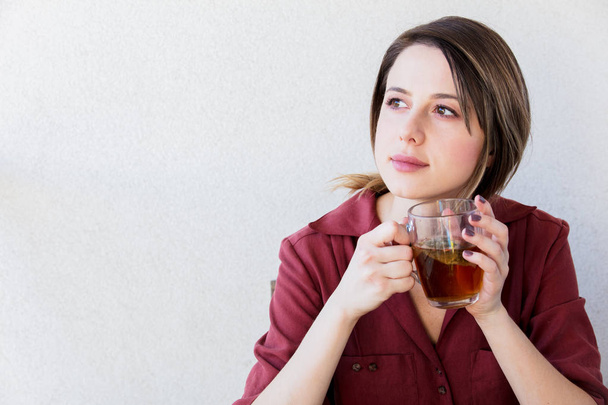 Hermosa mujer con taza de té en casa en una mañana
 - Foto, Imagen