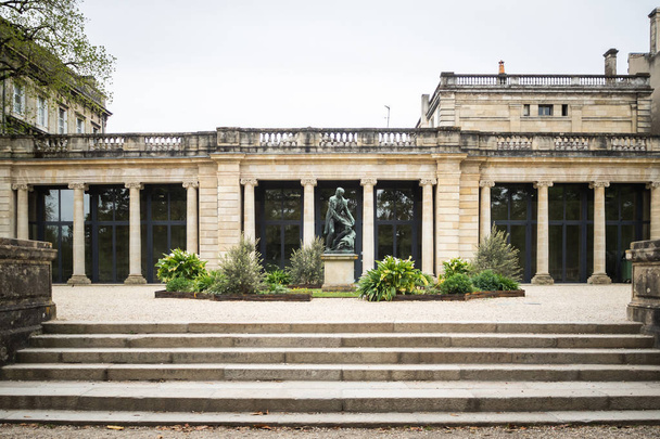 Estatua de Carle Vernet frente a un edificio público en el Parque Jardín Público
 - Foto, imagen