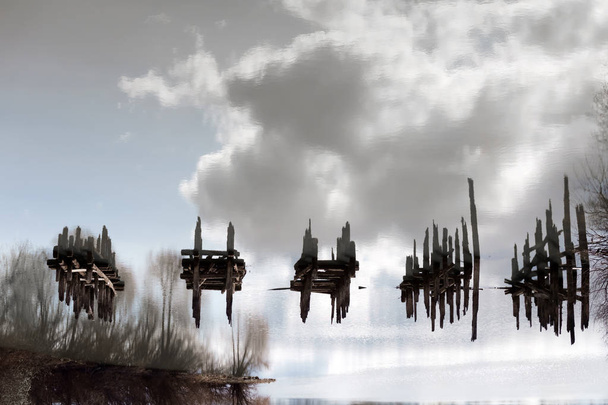 красивый водный ландшафт с осколками груды старого бри
 - Фото, изображение