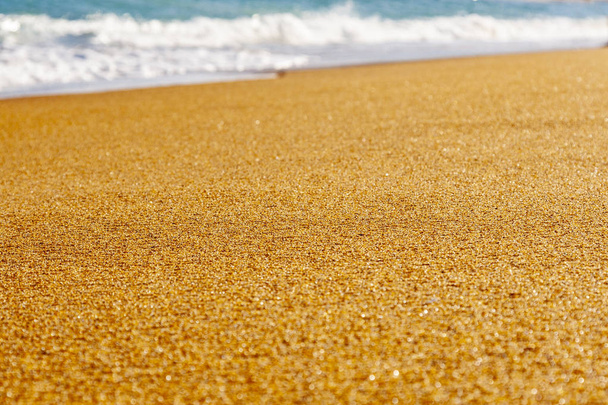 playa con arena dorada y agua azul del océano
 - Foto, Imagen