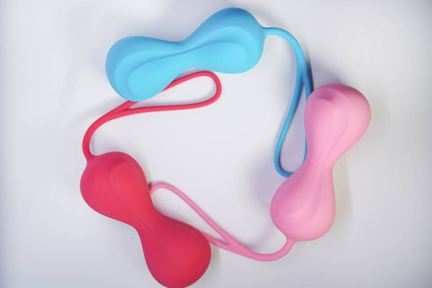 jouets sexuels lumineux sur fond blanc dans le studio
  - Photo, image