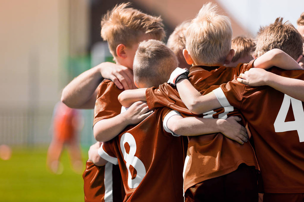 Sports Huddle; Children Sports Soccer Team. Crianças comemorando a vitória do futebol
 - Foto, Imagem