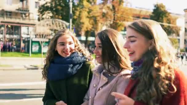   4k. Three young  happy women girlfriends walk in city street .Steady shot - Footage, Video