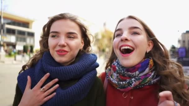   4k. Молоді жінки-сестрички моделі близнюків ходять по міській вулиці з посмішкою. Постійний портретний знімок
 - Кадри, відео