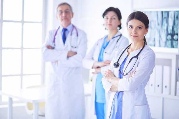 Группа врачей и медсестер, стоящих в отделении неотложной помощи - Фото, изображение