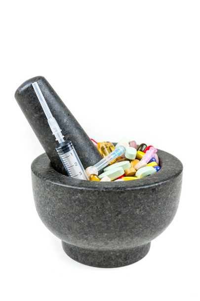 Miska s vícebarevnými pilulkami a injekční stříkačka pro návyky - Fotografie, Obrázek