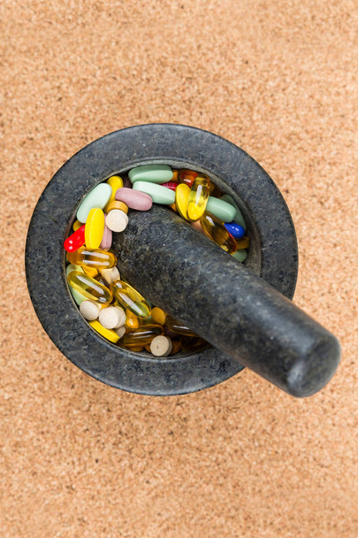 Mísa s různobarevnými pilulkami na návyky - Fotografie, Obrázek