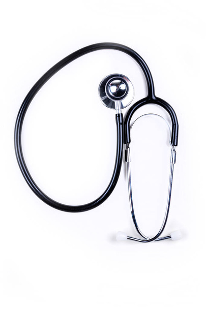 Siyah doktorun stetoskopu beyaz arka plan üzerinde izole - Fotoğraf, Görsel