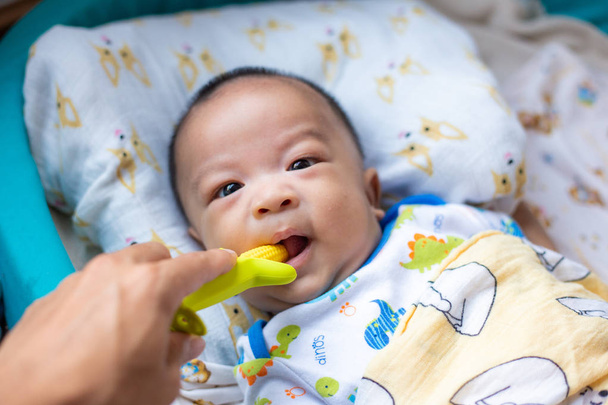 Βρέφος μωρό αγόρι μάσημα σε οδοντοφυΐα με καουτσούκ - Φωτογραφία, εικόνα
