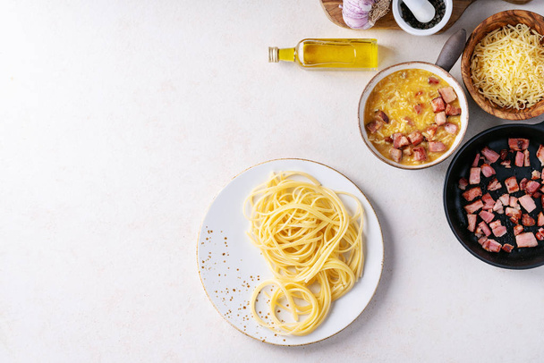 Spaghetti pasta alla carbonara - 写真・画像