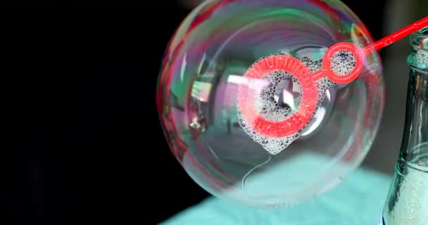 Macro colorido de la burbuja del jabón con el ventilador de la burbuja, vista de cerca - Resolución DCi 4K
 - Metraje, vídeo