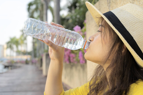 Women who are drinking pure water to keep the body moist. - 写真・画像