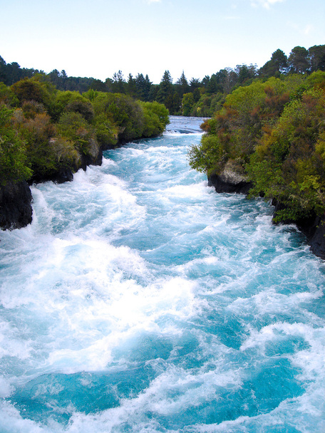 rzeka Waikato w pobliżu huka falls, nz - Zdjęcie, obraz