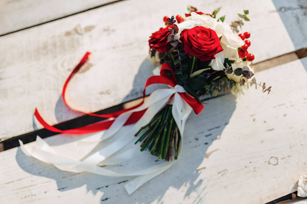 esküvői csokor és esküvői dekoráció, virágok és esküvői Virágdíszítés - Fotó, kép