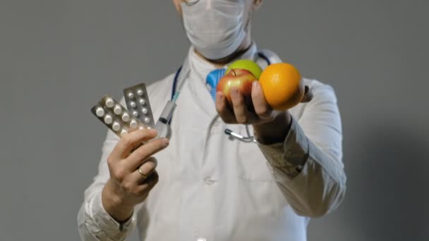 doctor hombre en bata blanca sobre fondo gris, concepto de medicina
 - Metraje, vídeo