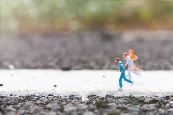 Miniaturowy ludzie: bieganie na ulicy - Zdjęcie, obraz