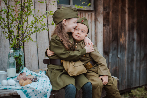 μικρό παιδί με στρατιωτική στολή την ημέρα των διακοπών της νίκης, 9 Μαΐου, Ρωσία. - Φωτογραφία, εικόνα