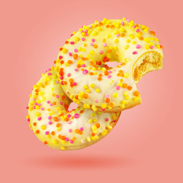 Keltainen donitsi eristetty koralli väri tausta
 - Valokuva, kuva